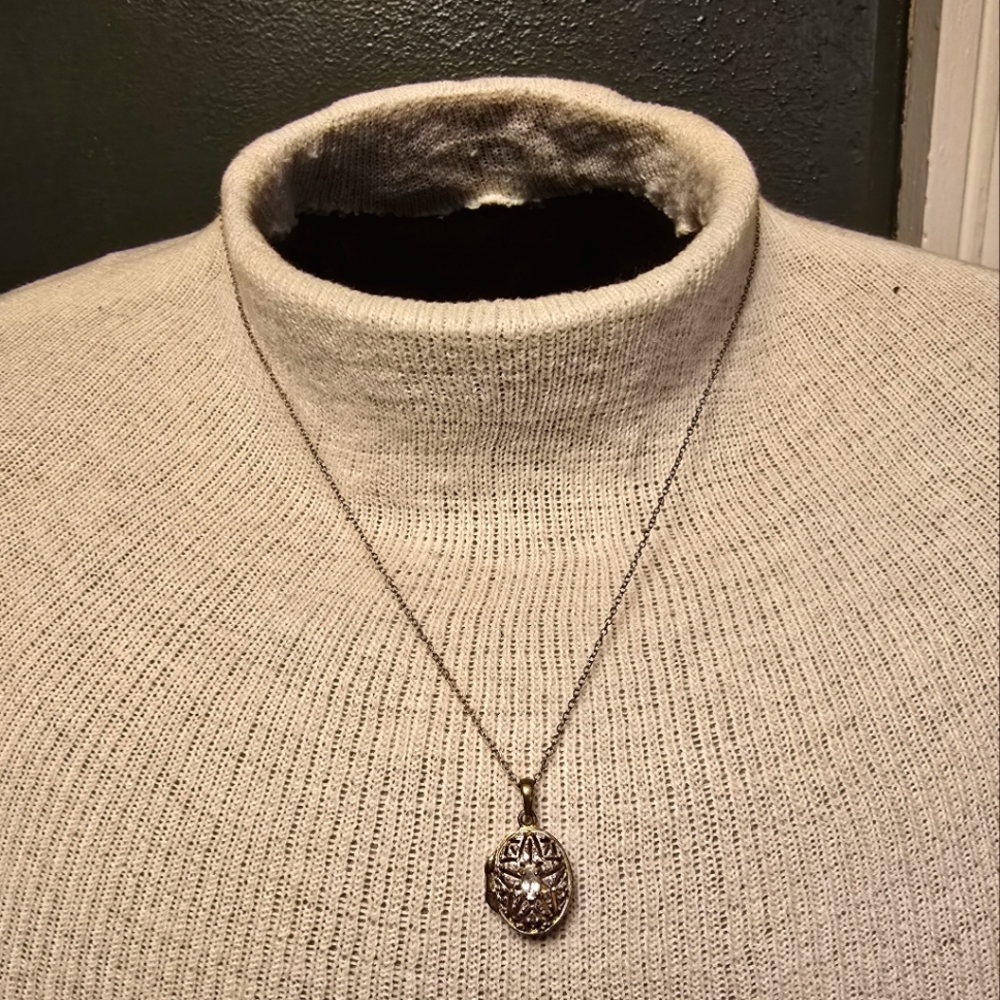 Gold Star Locket Necklace - Picture 4 of 5
